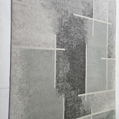 שטיח עם דוגמה גיאומטרית בגווני אפור ולבן