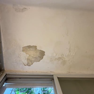 קיר עם קילופי צבע ותיקונים נדרשים