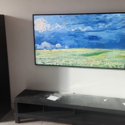 אבק ולכלוך על מדף מתחת לתמונה תלויה