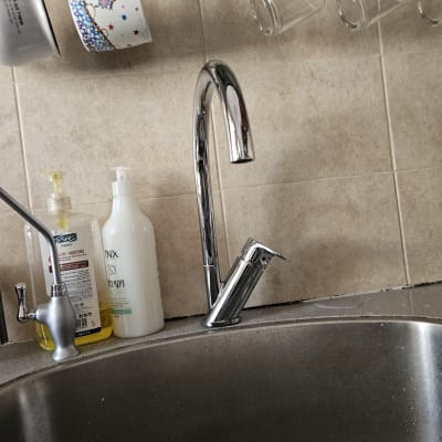 ברז נירוסטה מעל כיור מטבח עם סבון כלים