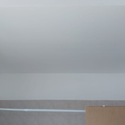 תקרה צבועה בלבן עם מאוורר קיר מותקן