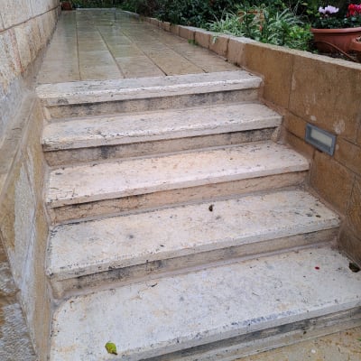 מדרגות אבן עם לכלוך וכתמים, זקוקות לניקוי
