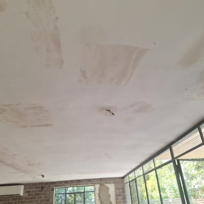 תיקוני טיח על תקרת גבס בחדר