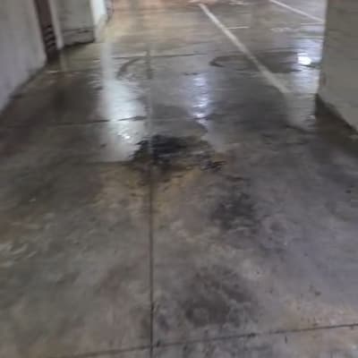 חניון ריק עם רצפה רטובה ונקייה