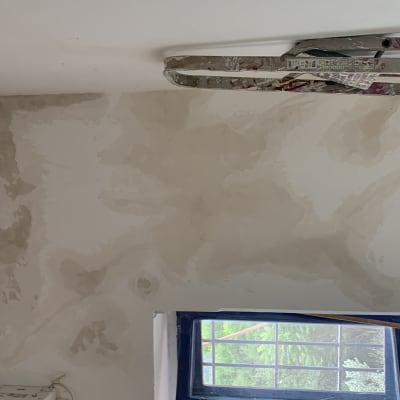 קיר עם סימני רטיבות ותקרה עם סולם