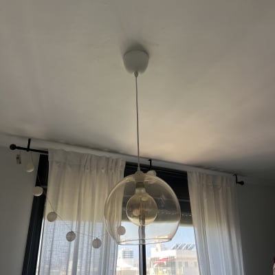 מנורה תלויה עם נורה חשמלית שקופה