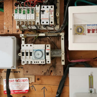 לוח חשמל עם חוטים ומפסקים