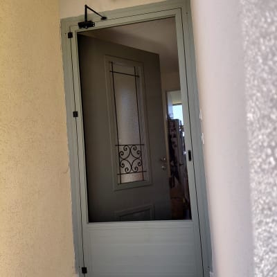 דלת עם זכוכית ודוגמת ברזל דקורטיבית