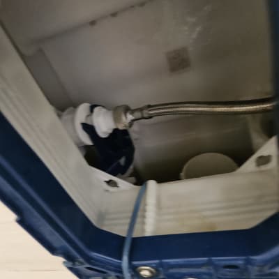 צינור מתכת מחובר למיכל פלסטיק כחול