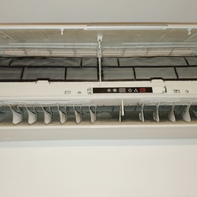 מזגן פתוח עם מסננים מלוכלכים ותצוגת כפתורים