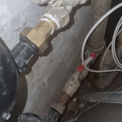 צינורות ומחברים עם ברזים בקיר