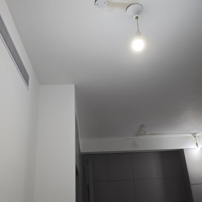 מנורה תלויה מהתקרה עם חוט חשמל חשוף