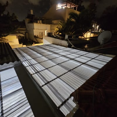 גג מתכת עם לוחות שקופים בלילה