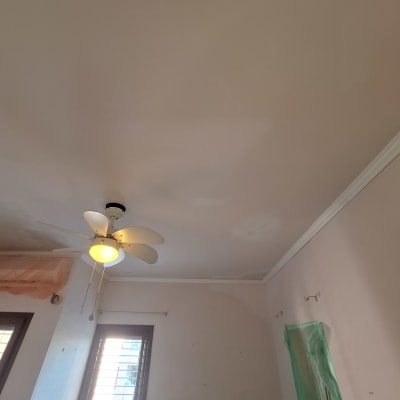 תקרה צבועה עם מאוורר ותאורה