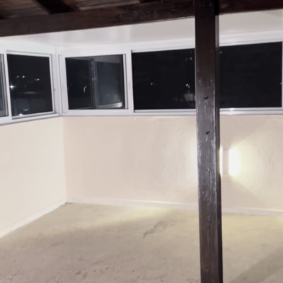 רצפת פרקט עם עמוד עץ במרכז החדר