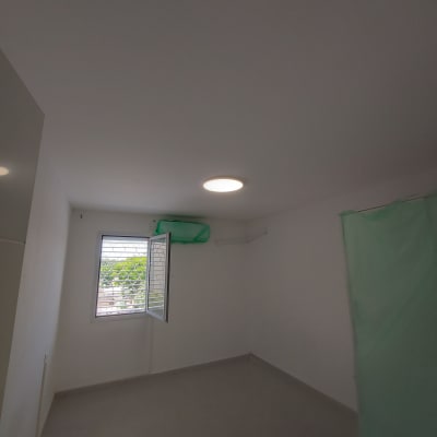 חדר עם קירות גבס צבועים בלבן ותקרה חלקה