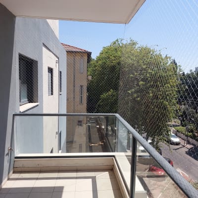 רשת יונים מותקנת במרפסת למניעת כניסת יונים