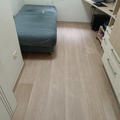 רצפת פרקט עץ בהירה בחדר שינה קטן