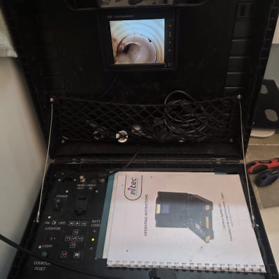 מכשיר איתור נזילות עם מסך ותמונה פנימית של צינור