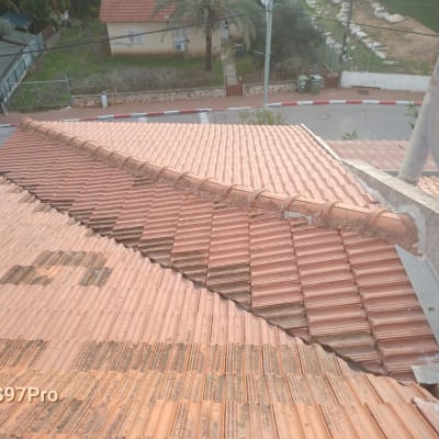 גג רעפים חום עם קווים ישרים ומרזב