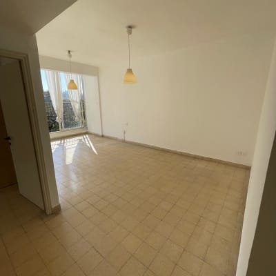 חדר ריק עם קירות לבנים ותאורה תלויה