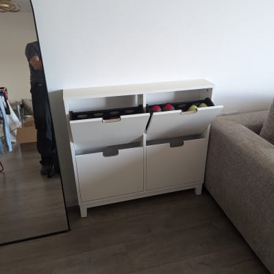 ארון נעליים לבן עם דלתות פתוחות