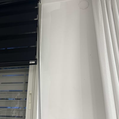 וילון וחלון עם תריסים בחדר