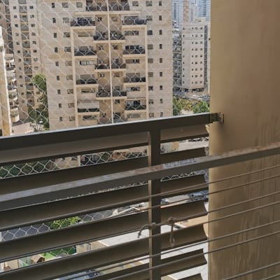 רשת למניעת כניסת יונים על מרפסת בניין