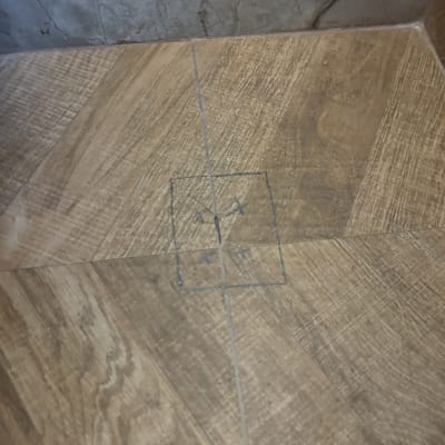 רצפה עם סימון בעיפרון על אריחים