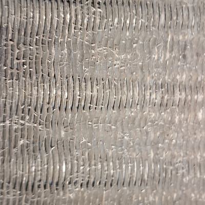 תקריב של סוללת מזגן עם לכלוך ואבק