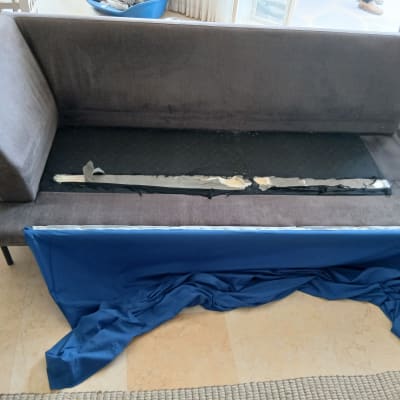 ספה בתהליך תיקון עם בד כחול