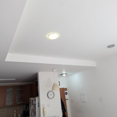 תקרה עם תאורה ומטבח עם ארונות עץ