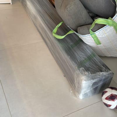 חפצים ארוזים ומוכנים להובלה עם עטיפת ניילון