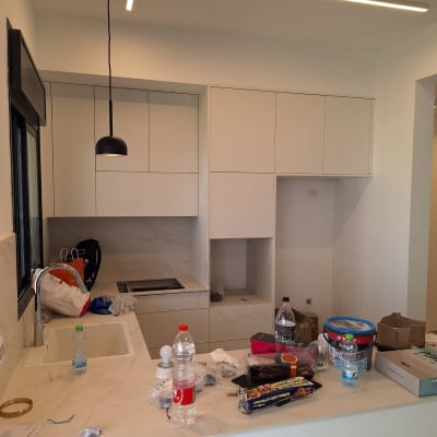 מטבח עם כלים וחוטי חשמל על השיש