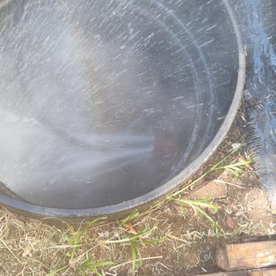 צינור מים שוטף מיכל עגול עם מים