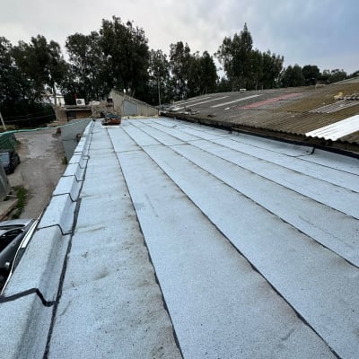 גג אטום ביריעות ביטומניות אפורות עם תפרים שחורים