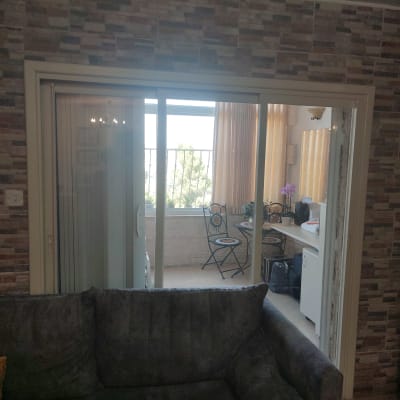 דלת הזזה מאלומיניום עם נוף למרפסת