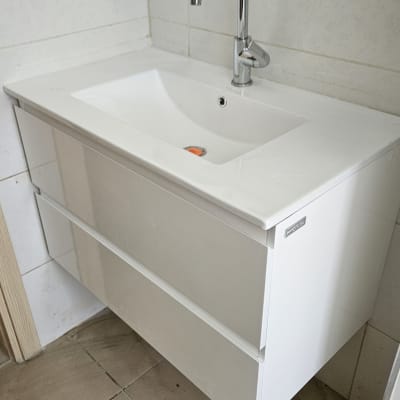 כיור חדש עם ברז מותקן על ארון לבן