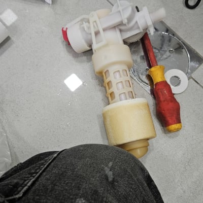 כלי עבודה וחלקי אינסטלציה על רצפה