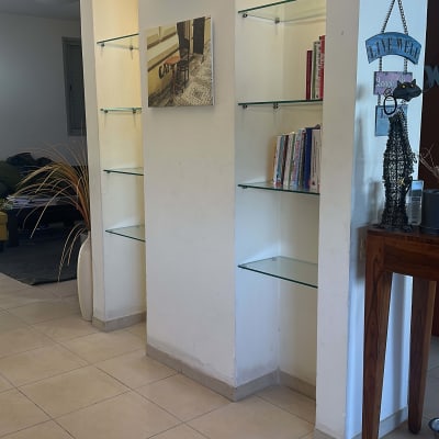 מדפי זכוכית שקופים על קיר לבן