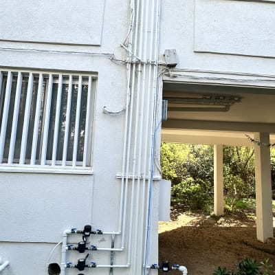 צינורות חשמל חיצוניים על קיר בניין