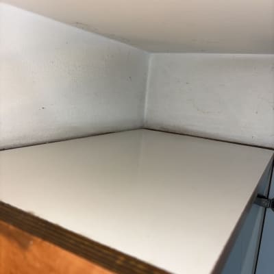 פינה של ארון עם סימני לכלוך קל