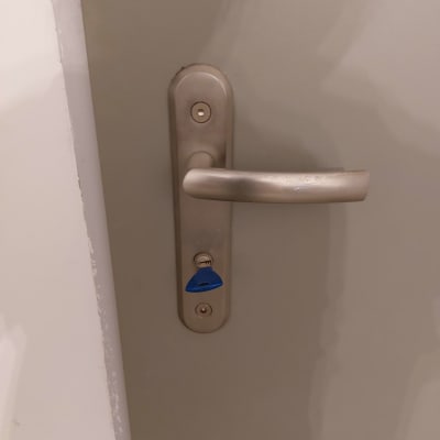 ידית דלת מתכתית עם מפתח כחול