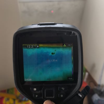 מד חום תרמי מציג תוצאות על קיר