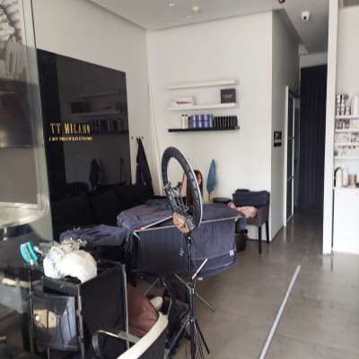 חדר עם ציוד לצביעת שיער ומנורת תאורה