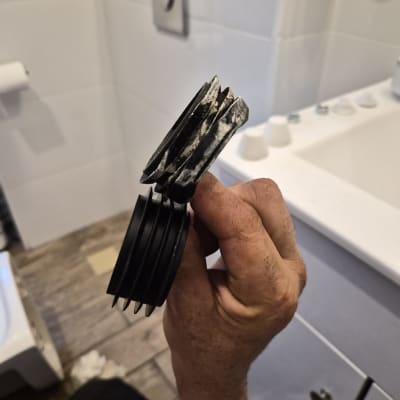 יד מחזיקה כלי עבודה בחדר אמבטיה