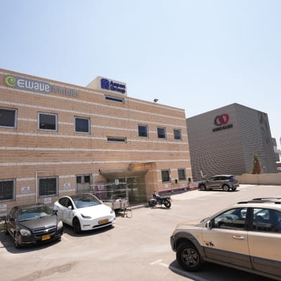 בניין משרדים עם מכוניות חונות בחזית