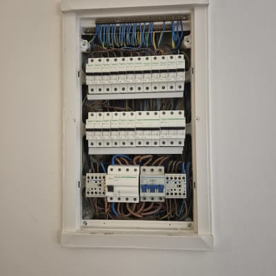 לוח חשמל עם מפסקים וחוטי חשמל צבעוניים