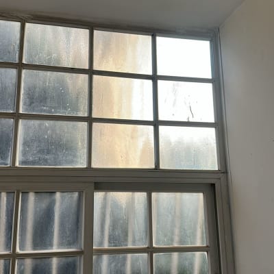 חלון זכוכית עם מסגרת עץ