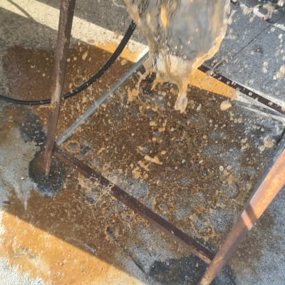 נזילת מים חומים מצינור דודי שמש על רצפה